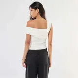 Camiseta blanca de tirantes con drapeado asimétrico en el escote.