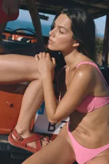 Conjunto de bikini rosa texturizado, compuesto por un corpiño de triángulo con breteles finos y una bombacha de corte clásico.