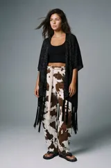 Ruana color gris de tejido de punto con etiqueta de cuero con logo de la marca cocó.