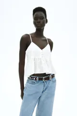 Top blanco de breteles finos, escote en V y peplum con leve vuelo.