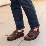 Zueco de cuero vacuno color negro, con suela de caucho, plantilla anatómica y tira con velcro en capellada y talón para mayor ajuste.