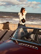 Riñonera de cuero color borgoña con correa ajustable.