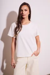 Remera blanca de algodón peinado, de corte recto y manga corta.