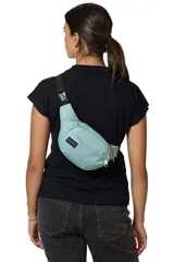 Riñonera JanSport Fifth Avenue con estampado de camuflaje en tonos verde, marrón y beige.