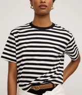 Remera de algodón con cuello redondo, manga corta y rayas horizontales en blanco y negro.