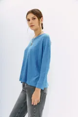 Remera de manga larga color terracota con textura jaspeada, confeccionada en algodón peruano. Presenta un calce holgado con mangas que se ensanchan debajo del brazo y se ajustan en la muñeca.