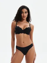 Conjunto de bikini negro con corpiño de encaje con aro y bombacha clásica lisa.