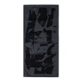 Bufanda ligera de merino con estampado gráfico en tonos grises y negros.