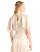 Vestido midi plisado color beige, marca Julia Jordan. Cuello alto con punto smock, mangas amplias tipo mariposa y cintura elastizada con punto smock. Espalda con botones y abertura central. Forro interno a tono.