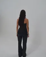 Top negro strapless con corte irregular y abertura en el abdomen.