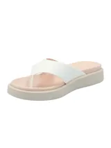 Sandalia tipo ojota color beige con plataforma y tira ancha blanca.