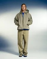 Campera con capucha Obey modelo Vista, con estampado a cuadros en tonos marrón y beige, cierre frontal con cremallera, bolsillos laterales con cremallera y cordón ajustable en el ruedo.