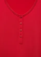 Vestido entallado rojo, largo, con escote redondo, tirantes anchos y cierre delantero con botones.