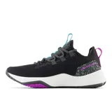 Championes New Balance FuelCell Trainer v2 de dama, color negro con detalles en celeste y fucsia.
