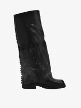 Bota alta de cuero negro con diseño de caña ancha y efecto de solapa que cubre el talón. Presenta detalles de tachas metálicas en la costura posterior, punta redondeada y suela con taco bajo.