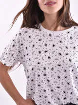 Remera blanca con estampado de ojos y pestañas en negro.
