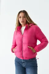 Campera puffer corta color fucsia, con cierre frontal y cuello alto.