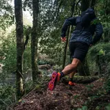 Cortaviento con estampado camuflado en tonos grises y negros, con cierre de cremallera frontal, capucha ajustable y bolsillo con cierre en el pecho.
