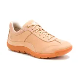 Zapatillas urbanas Caterpillar Versy Lo color beige con suela marrón.