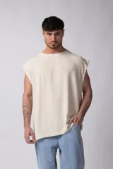 Musculosa oversize color crudo, tejida en lino con textura marcada y terminaciones deshilachadas.