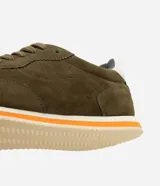 Championes de hombre de estilo retro, color verde oliva, con recortes en gamuza sintética, cierre con cordones y suela de goma con detalles en blanco y naranja.