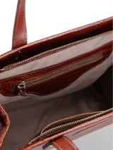 Cartera tipo tote de cuero sintético negro con textura de cocodrilo, doble asa de mano y correa bandolera extraíble.