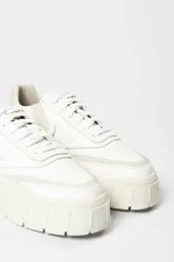 Zapatillas urbanas blancas con suela de plataforma track y detalle de pespuntes.