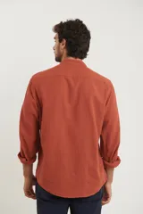 Camisa rosada de lino y algodón, con cuello mao, manga larga y bolsillo de parche en el pecho.