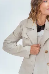 Chaqueta de cuero ovino color avellana, con cuello solapa y cierre frontal con botones. Diseño canchero para looks nocturnos. Talle único.