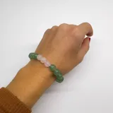 Pulsera elástica elaborada con cuentas de cuarzo verde y cuarzo rosa de 8 mm de diámetro.