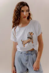 Remera blanca de algodón con ilustración de un perro salchicha con pañuelo animal print y gafas de sol.