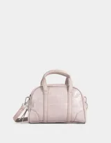 Cartera bowling color rosa con textura croco, doble asa de mano y correa regulable desmontable.