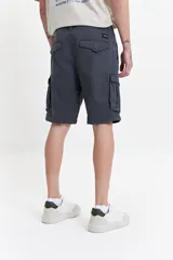 Bermuda cargo de corte clásico, confeccionada en tela resistente y cómoda, con pasa cintos, cremallera y botón.