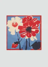 Pañuelo cuadrado de tela satinada con estampado de flores rojas y blancas sobre fondo celeste. Tiene un borde liso color rojo.