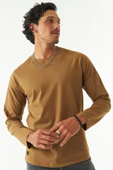 Remera de manga larga color marrón con cuello redondo y logo bordado en el pecho.