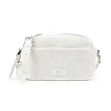 Bandolera blanca de símil cuero con diseño texturizado. Tiene formato rectangular, acceso con cierre, correa regulable y herrajes plateados. Cuenta con dos compartimentos, un bolsillo interno con cierre, un bolsillo interno abierto y un bolsillo externo con botón imantado. El interior está forrado en tela de algodón y poliéster.