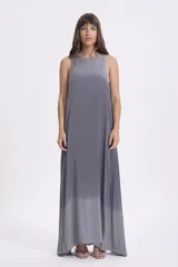 Vestido largo gris con efecto degradado en el ruedo, corte holgado y cuello redondo.