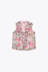 Camisa sin mangas con estampado floral en tonos rosados, escote en V y volantes en el mismo tejido.