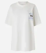 Remera alargada de algodón color crudo, con cuello redondo y mangas cortas. Presenta estampa de un disco de vinilo en la espalda y detalles de texto en el frente.