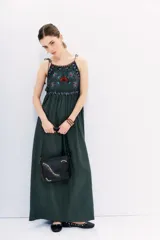 Vestido largo verde oscuro de viscosa con breteles finos y bordados florales en el frente y la espalda.