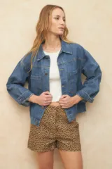 Campera de jean oversized, con cierre frontal y múltiples bolsillos, ideal para cualquier outfit.