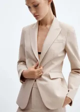 Blazer entallado color rosa pálido, con cuello de solapa de muesca, manga larga, hombros estructurados, dos bolsillos de ribete en la parte delantera, cierre de botón en la parte delantera, detalle de pinzas, abertura posterior y forro interior.