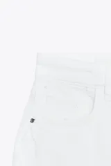 Short de jean blanco con tiro medio, cinco bolsillos y bordados florales en los laterales.