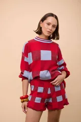 Short tejido de algodón a cuadros rojos y celestes con terminación de volados.