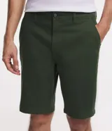 Bermuda masculina de corte slim, confeccionada en sarga lisa color blanco. Cuenta con bolsillos laterales, cierre con botón y cremallera, y trabillas para cinturón.