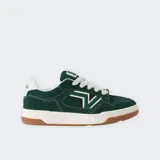 Championes Vans Upland color verde oscuro con detalles en blanco y suela marrón.