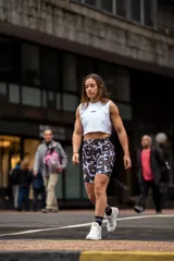Musculosa blanca de algodón elastizado con logo estampado en el frente.