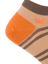 Calcetines tobilleros color beige con rayas marrones y detalles en naranja en el talón y la puntera.