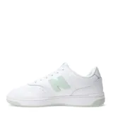 Championes urbanos New Balance de cuero sintético blanco con detalles en verde agua en el logo y la suela.