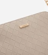 Cartera transversal pequeña color marrón con efecto tressê, cierre de cremallera y correa de cadena larga.